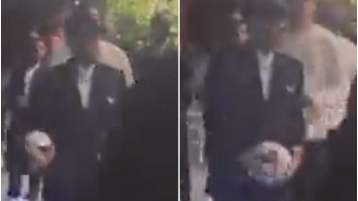 Neymar porta con sé il pallone della finale di Coppa d’Africa acquistato all’asta per un fine benefico.