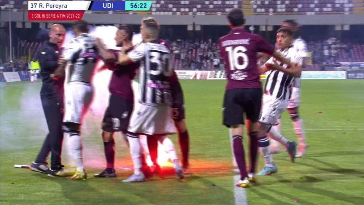 Pereyra preso di mira dai calciatori e dai tifosi della Salernitana per un’esultanza che era sembrata irrispettosa.