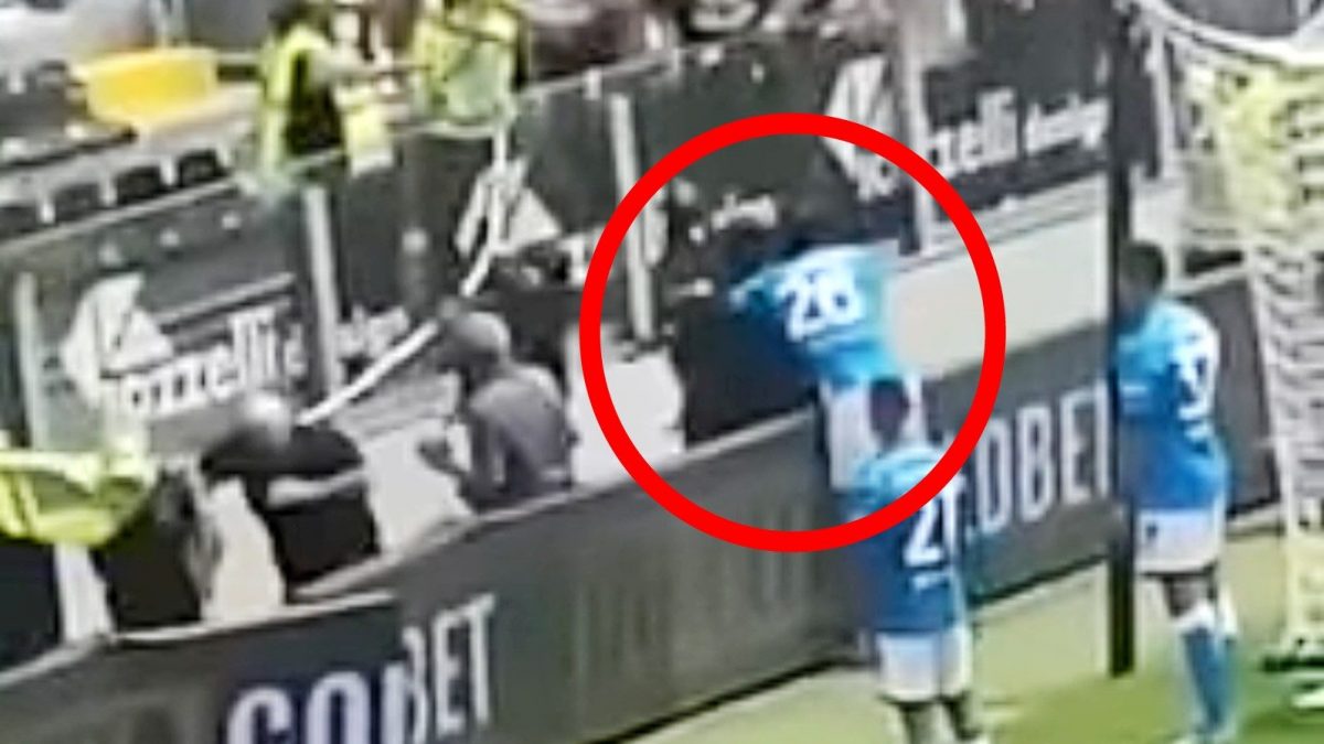 Koulibaly nei pressi del settore dei tifosi del Napoli: li invita alla calma durante l’interruzione del match per gli incidenti tra opposte fazioni.