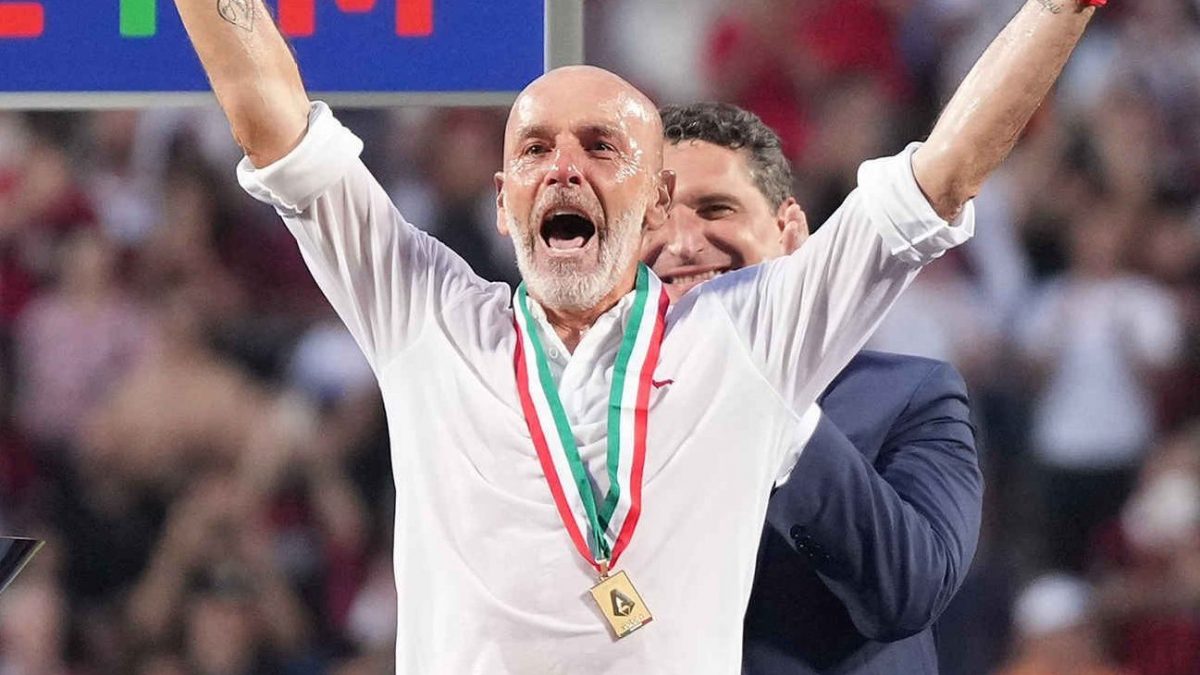 Stefano Pioli esulta al momento della premiazione: ha ancora la medaglia al collo, gli verrà scippata poco dopo durante in festeggiamenti.