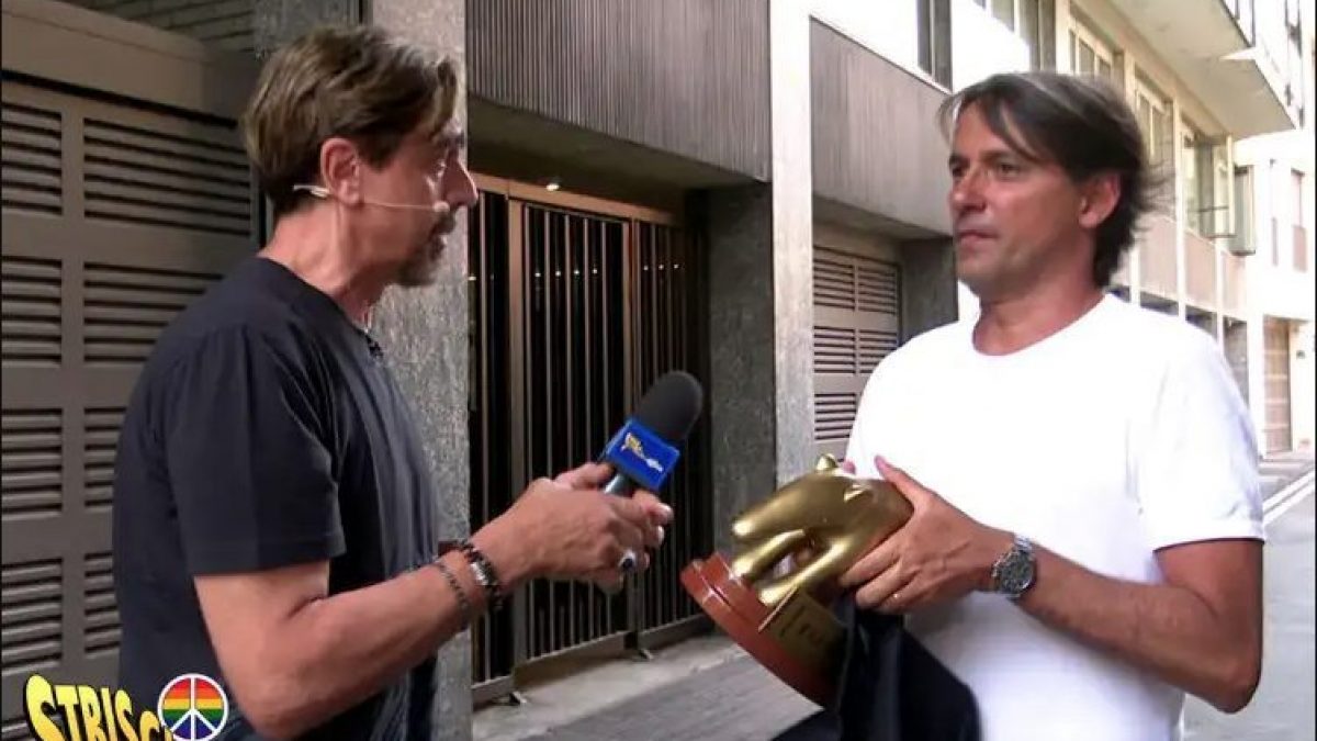 Valerio Staffello consegna il Tapiro d’Oro al tecnico dell’Inter, Simone Inzaghi.