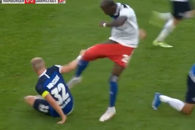 Non ne può più e si sfoga con un calcio all’avversario a terra: le proteste sono imbarazzanti Non ne può più e si sfoga con un calcio all’avversario a terra: le proteste sono imbarazzanti