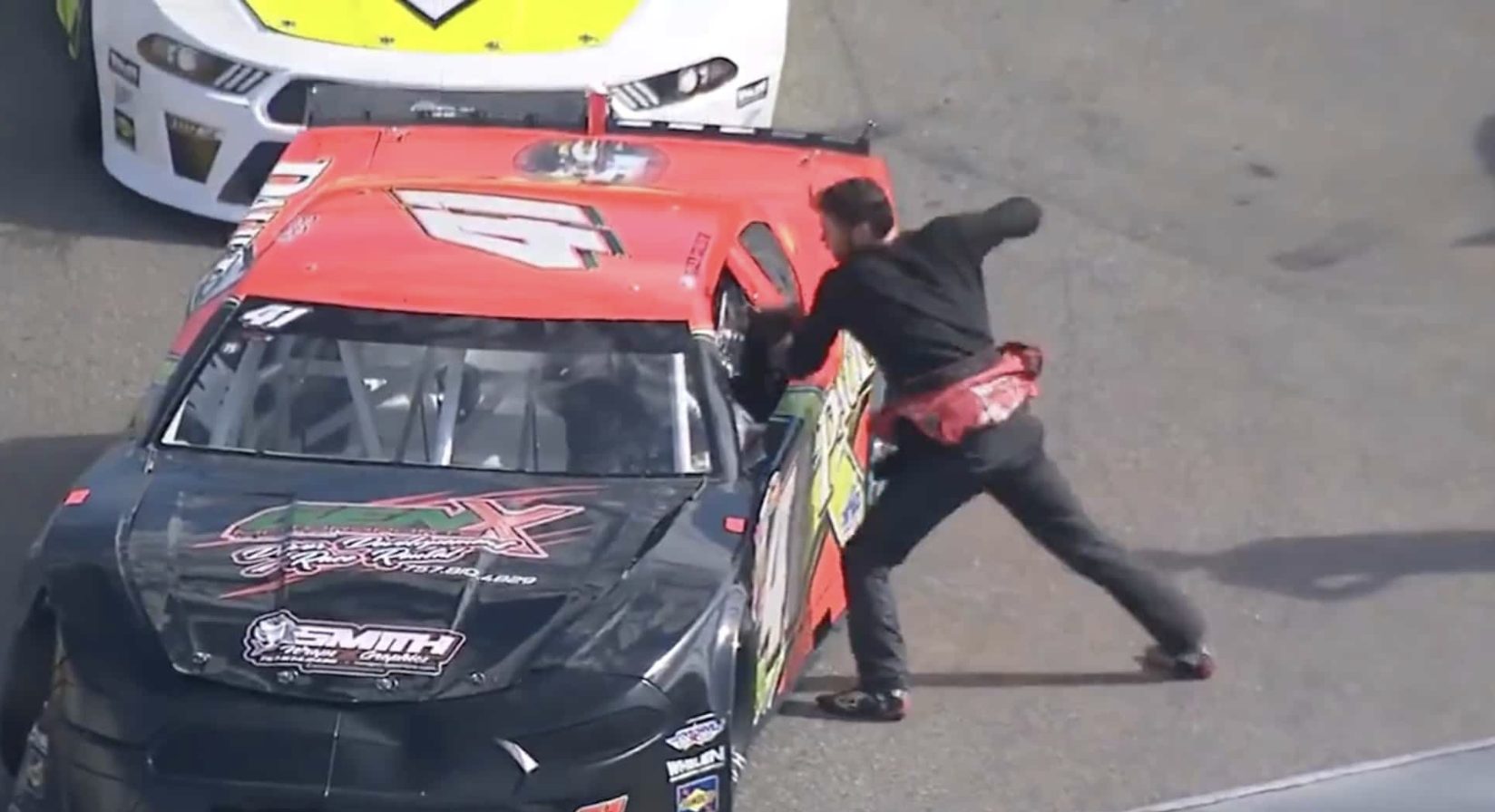 Pugni e calci al pilota avversario, violenza mai vista al Nascar ...