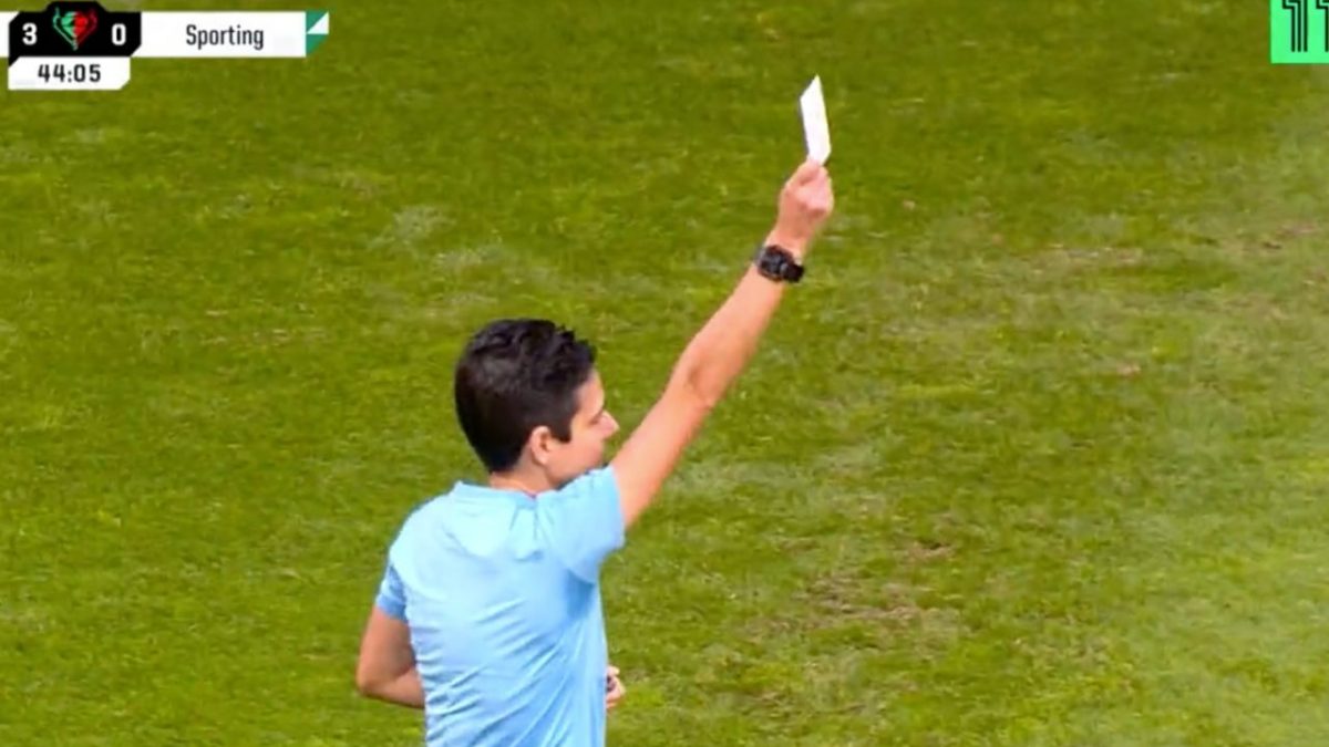 Arbitro estrae il primo cartellino bianco nella storia del calcio: cosa significa