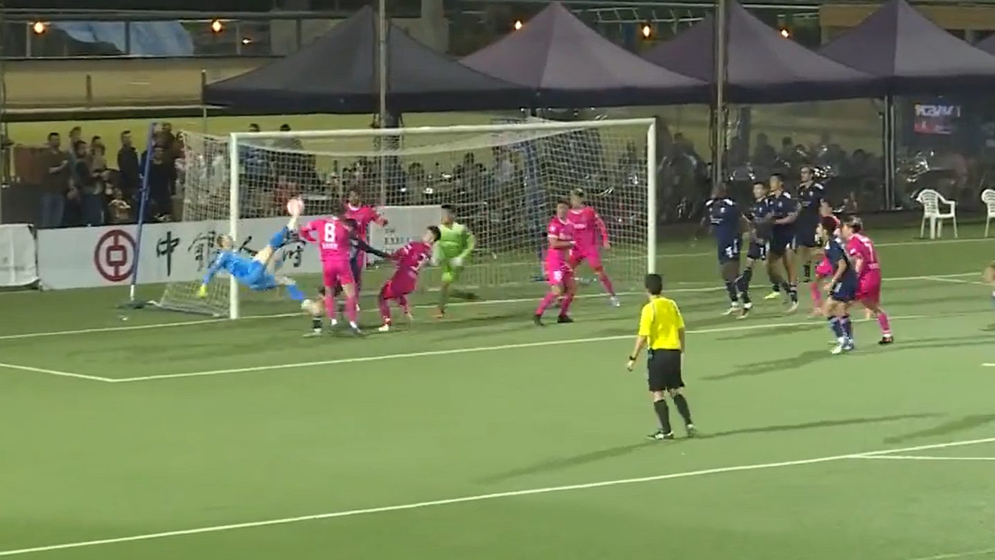 Il portiere salva la propria squadra al 96′, con una incredibile ...