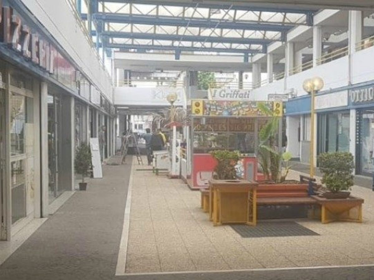Il centro commerciale Le Torri è chiuso, negoziante fa entrare i clienti dall'uscita d'emergenza Il centro commerciale Le Torri è chiuso, negoziante fa entrare i clienti dall'uscita d'emergenza
