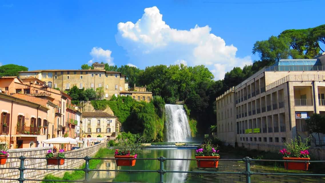 Cosa fare e cosa vedere a Isola del Liri il medievale con la cascata al centro Cosa fare e cosa vedere a Isola del Liri il medievale con la cascata al centro