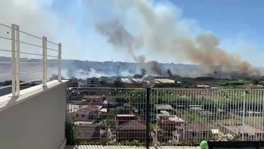 Vasto incendio a Malafade: chiusa via Ostiense e sospesa la ferrovia Roma-Lido - Vimarsana News