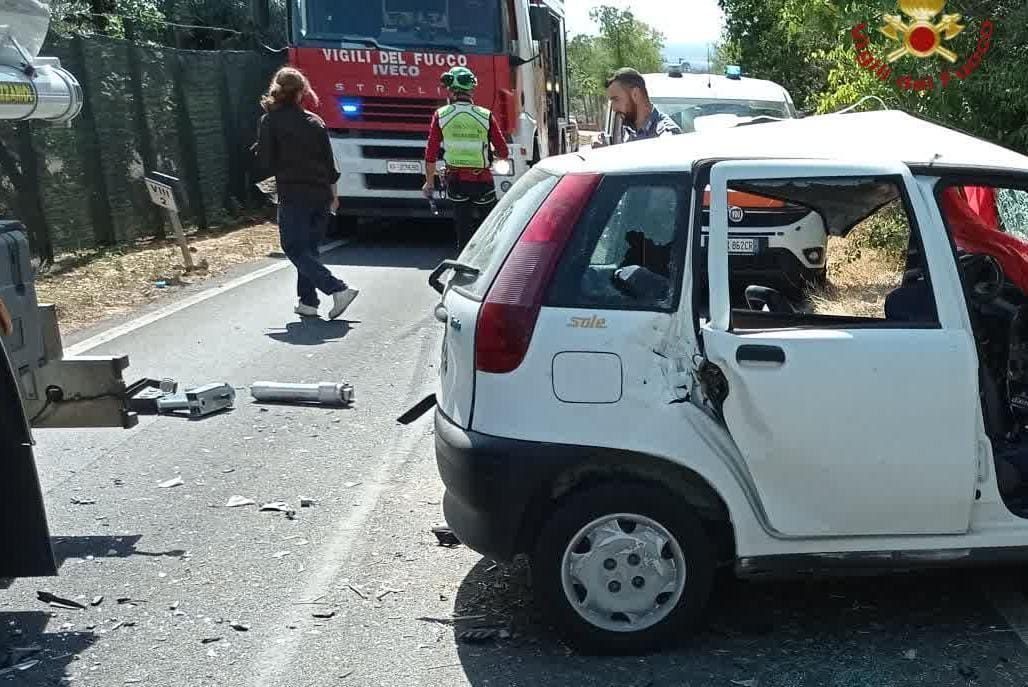 Scontro tra auto e cisterna, conducente della vettura rimane incastrato tra le lamiere: è grave - Vimarsana News
