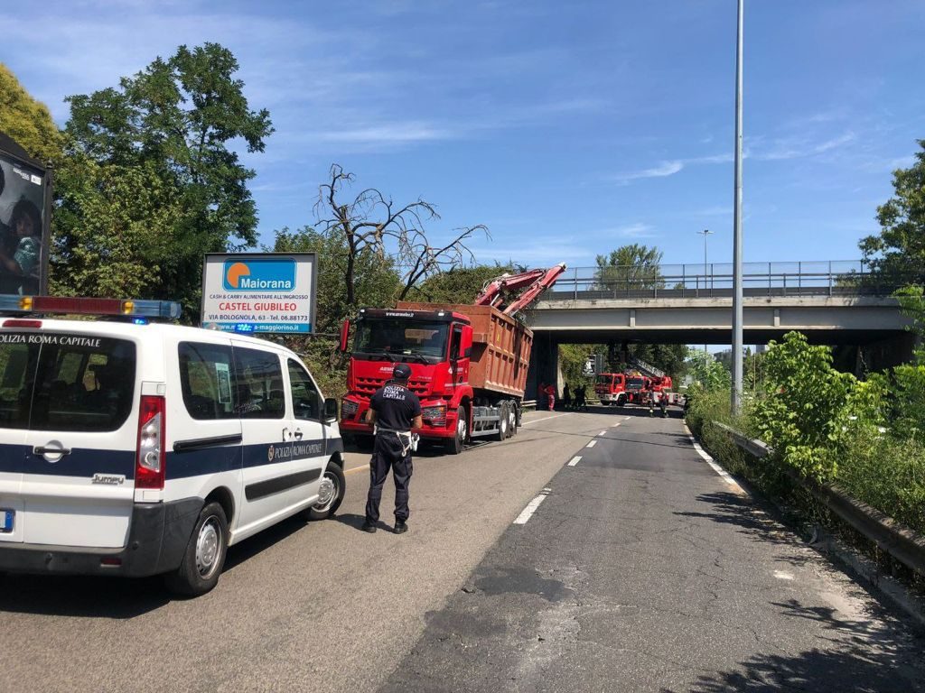 Camion si incastra sotto al ponte a Villa Spada: via Salaria chiusa verso Roma - Vimarsana News