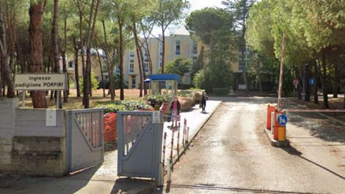 L’ingresso alla camera mortuaria dell’ospedale Santa Maria Goretti di Latina (Google Maps)