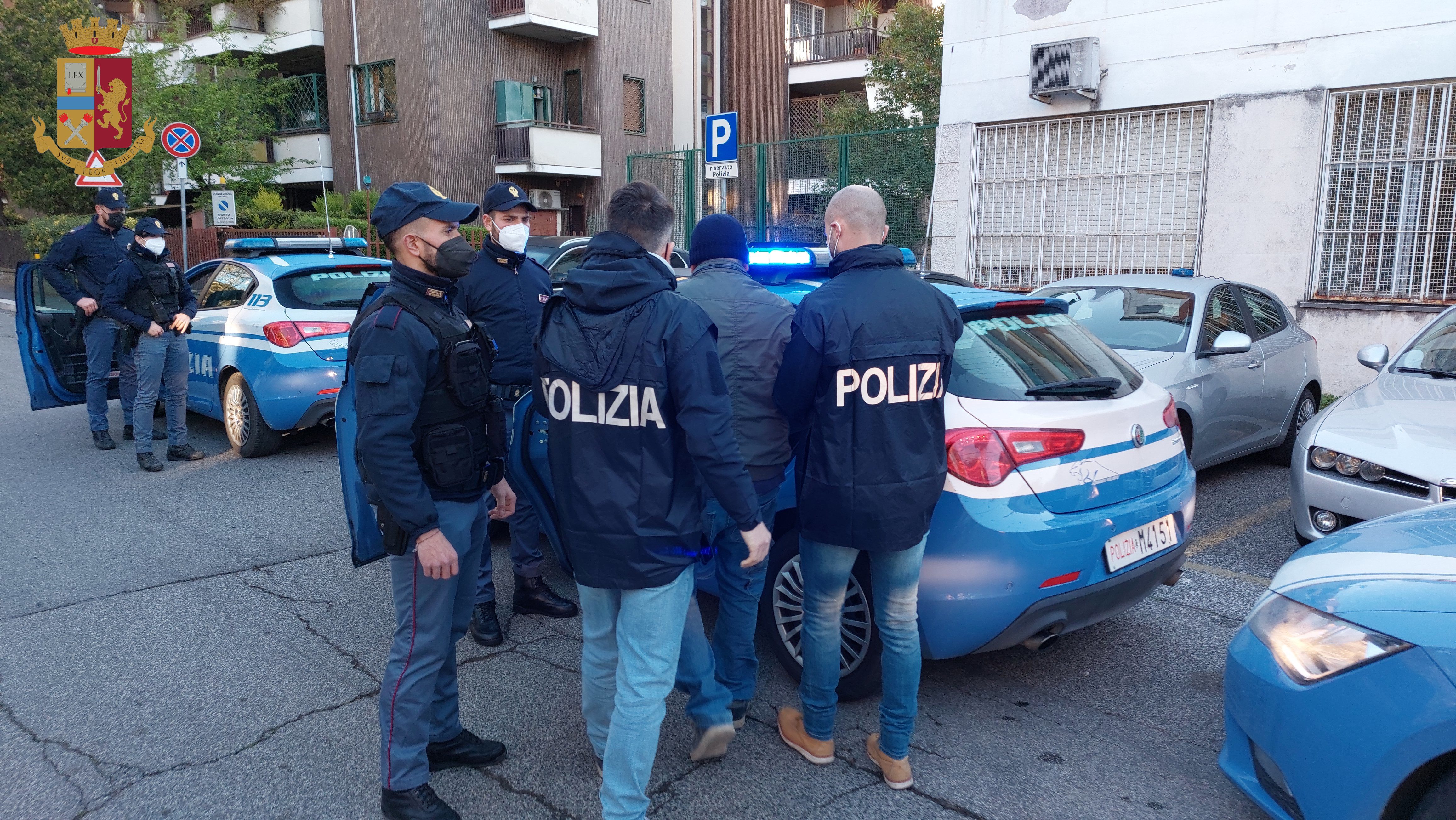 Spaccio di hashish e coca nella case Ater di Labaro, 16 arresti: tra i  clienti anche minorenni
