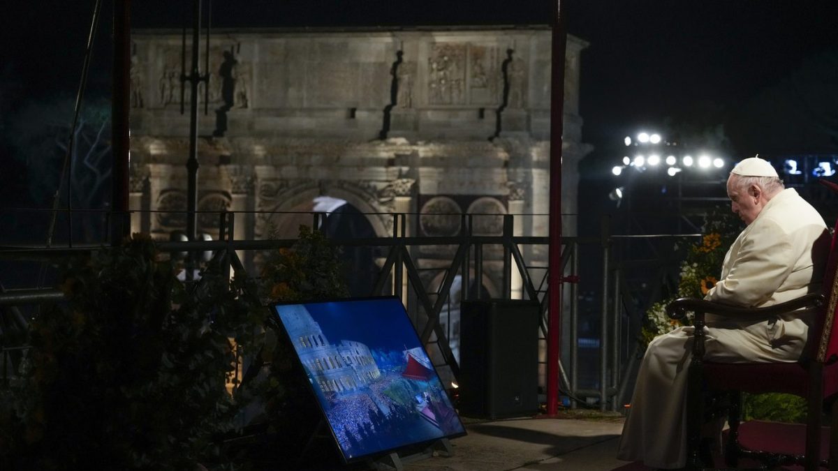 Papa Francesco in preghiera durante la via Crucis al Colosseo (La Presse)