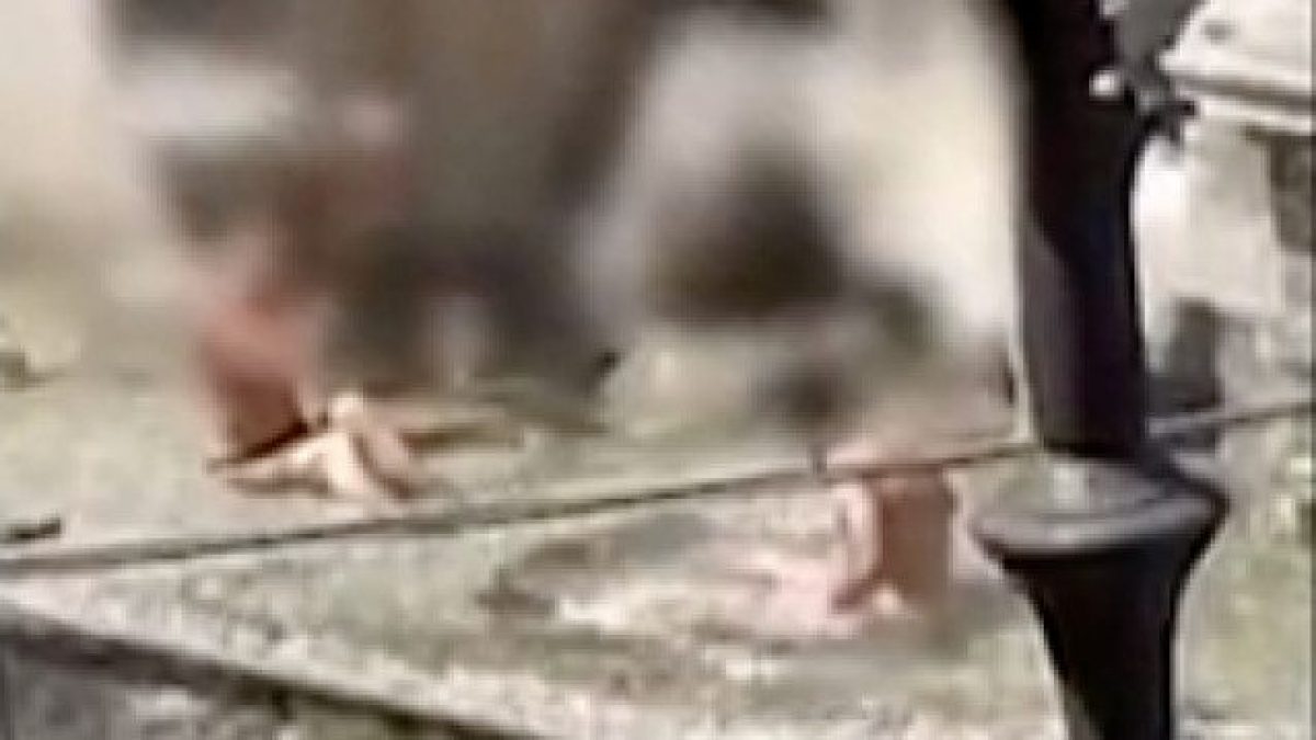 La coppia che fa il bagno nella fontana (Frame dal video di Welcome to Favelas)