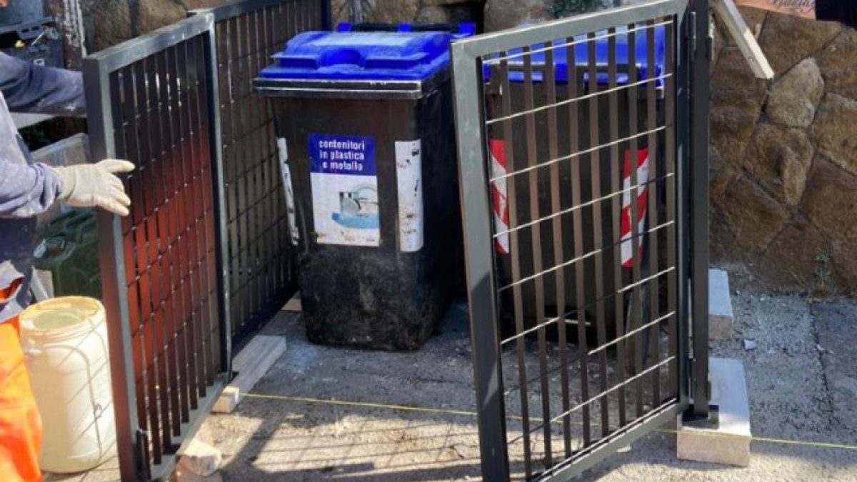 Le recinzioni anti cinghiali intorno ai cassonetti di via Italo Panattoni