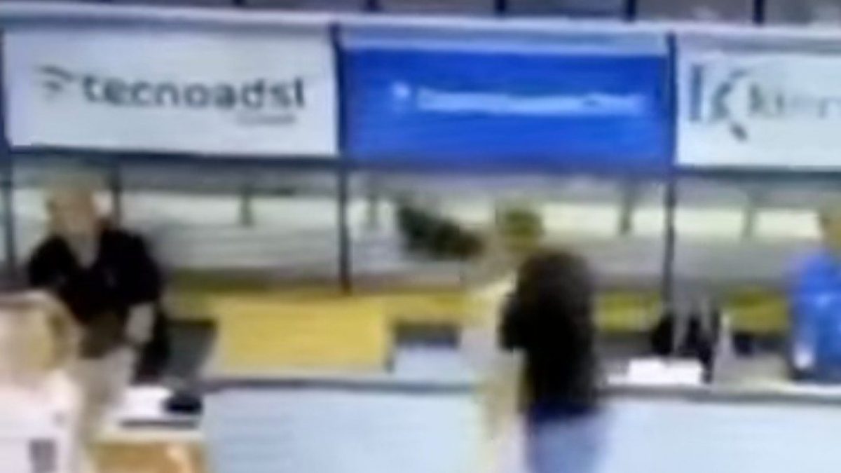 Lo screenshot dal video dello schiaffo: la mano del coach è ancora in alto. Si vedono i capelli legati con una coda di cavallo muoversi.