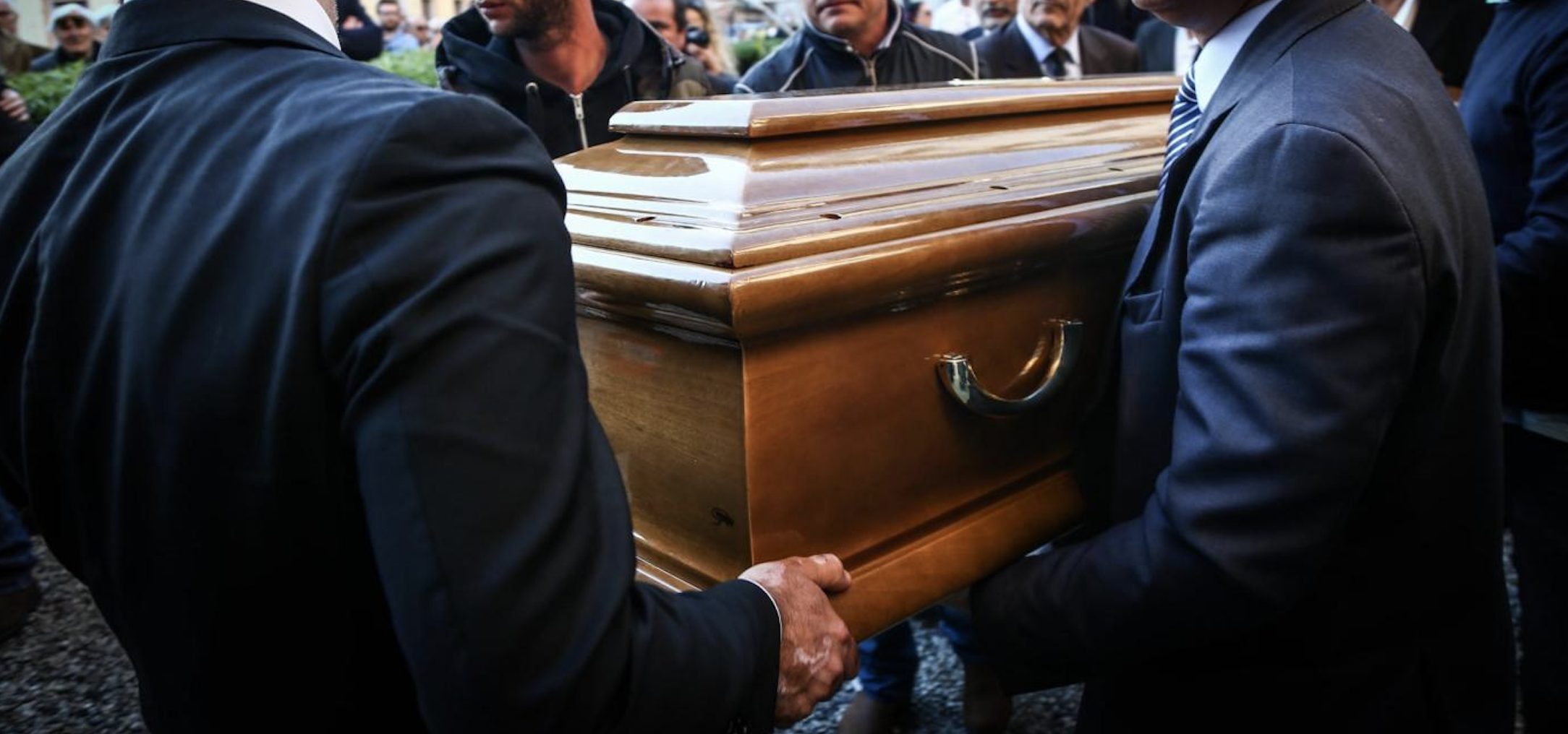 Ladri entrano in casa mentre è al funerale di un parente e gliela svaligiano Ladri entrano in casa mentre è al funerale di un parente e gliela svaligiano