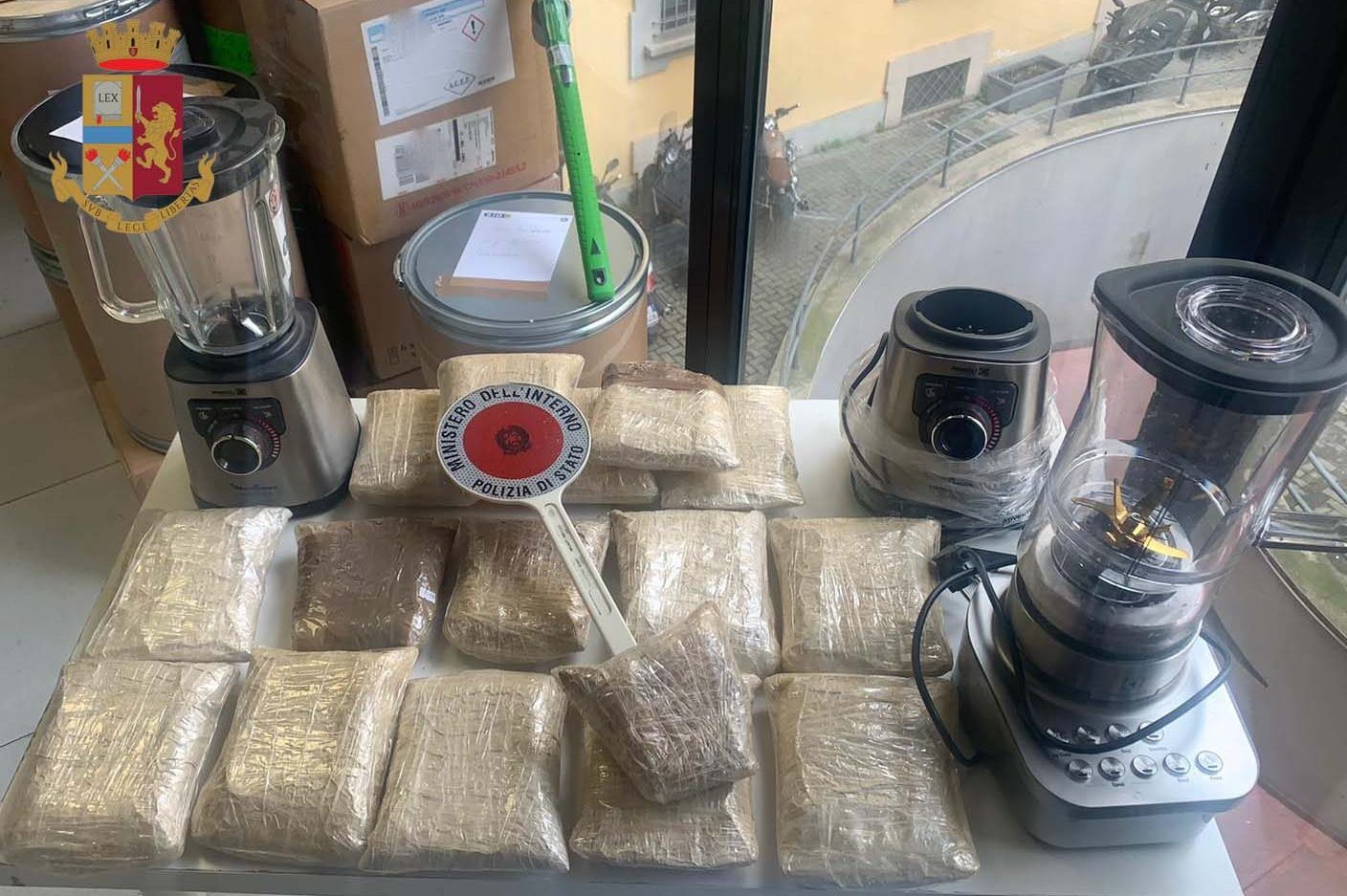 Milano, scoperto laboratorio di droga dopo un inseguimento due arresti Milano, scoperto laboratorio di droga dopo un inseguimento due arresti