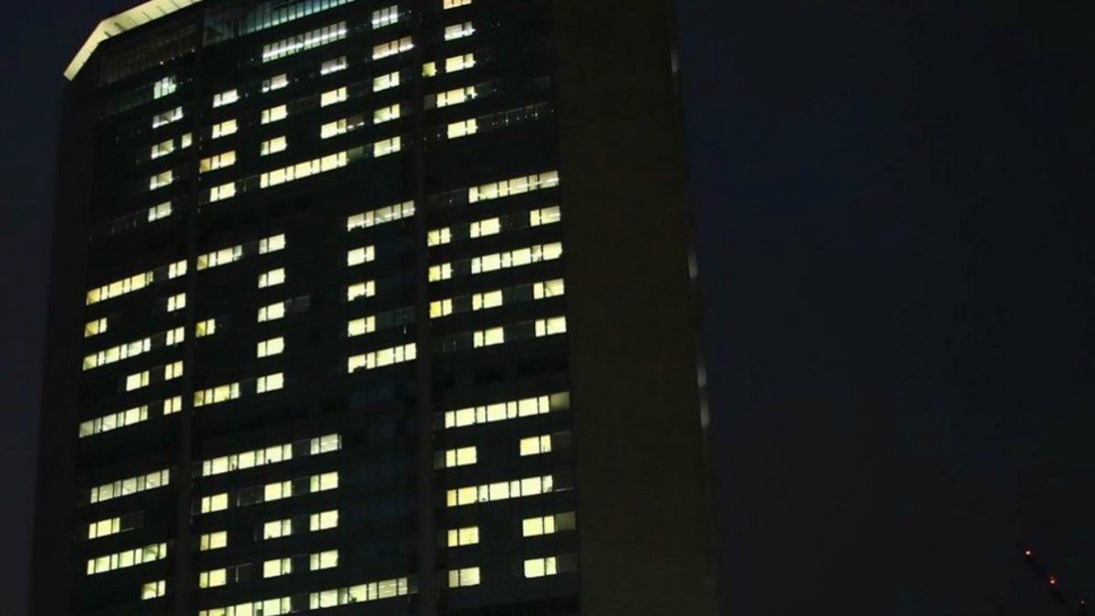 La facciata illuminata di Palazzo Lombardia