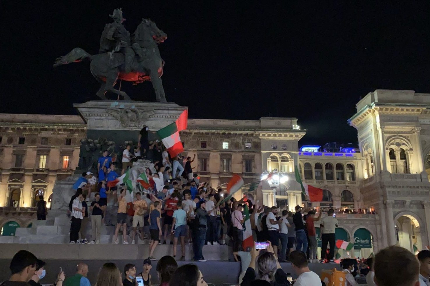 Milano, bombe carta, razzi e petardi: tre feriti gravi durante i festeggiamenti per l'Italia - Vimarsana News