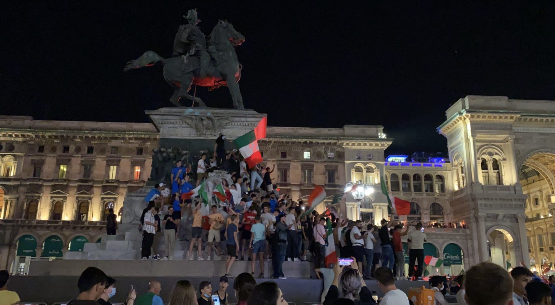 A Milano è festa grande nelle piazze per la vittoria degli azzurri agli Europei di calcio - Vimarsana News