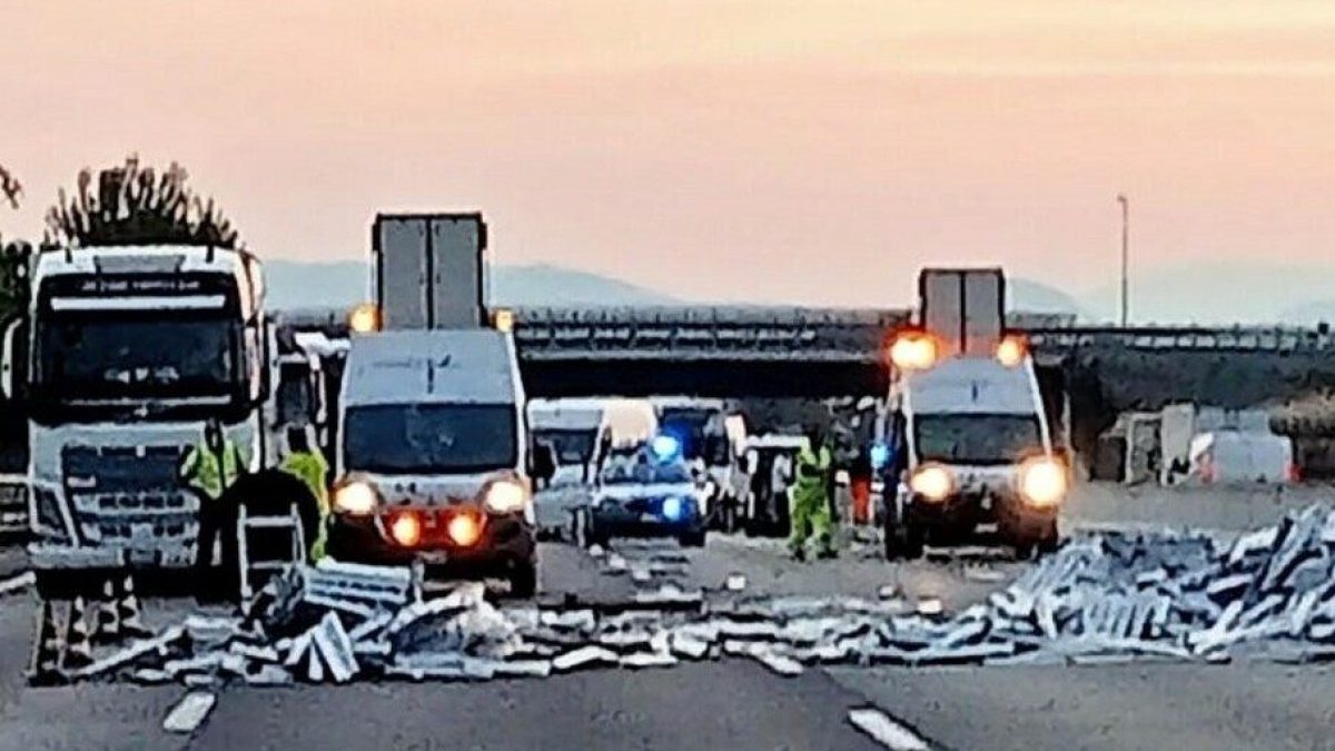 Incidente Sull A4 Autotreno Si Ribalta Autostrada Chiusa Tra Bergamo E Capriate