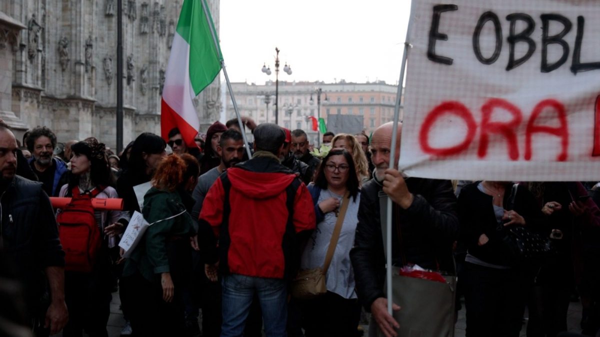 L’ex Br Ferrari intento a reggere uno striscione (Foto: Giancristofaro/Fanpage.it)