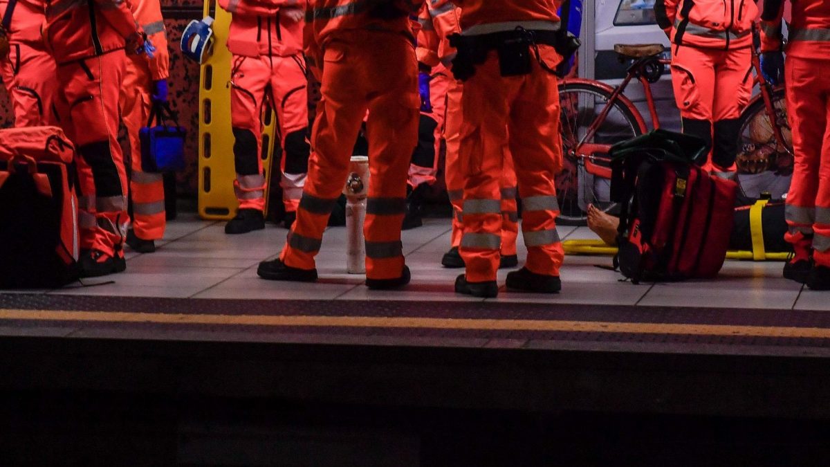 Caos a Milano, uomo cammina sui binari della metro e poi ha un infarto