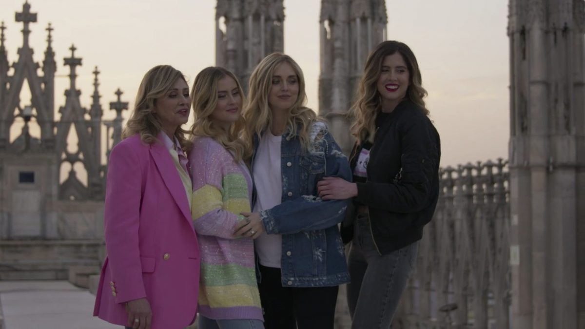 Le sorelle Ferragni e la madre sul tetto del Duomo di Milano (screen da The Ferragnez su Amazon prime video)
