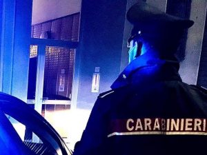 Uccide la madre 90enne e poi si impicca: tragedia a Milano, i corpi trovati dal fratello Uccide la madre 90enne e poi si impicca: tragedia a Milano, i corpi trovati dal fratello