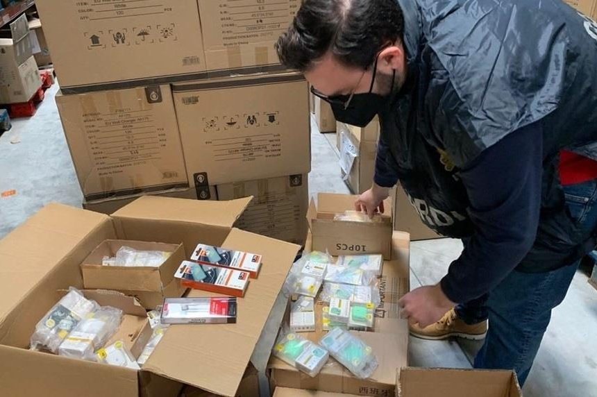Trovate oltre 121mila cuffie AirPods ed EarPods contraffatte: erano pronte  a essere vendute