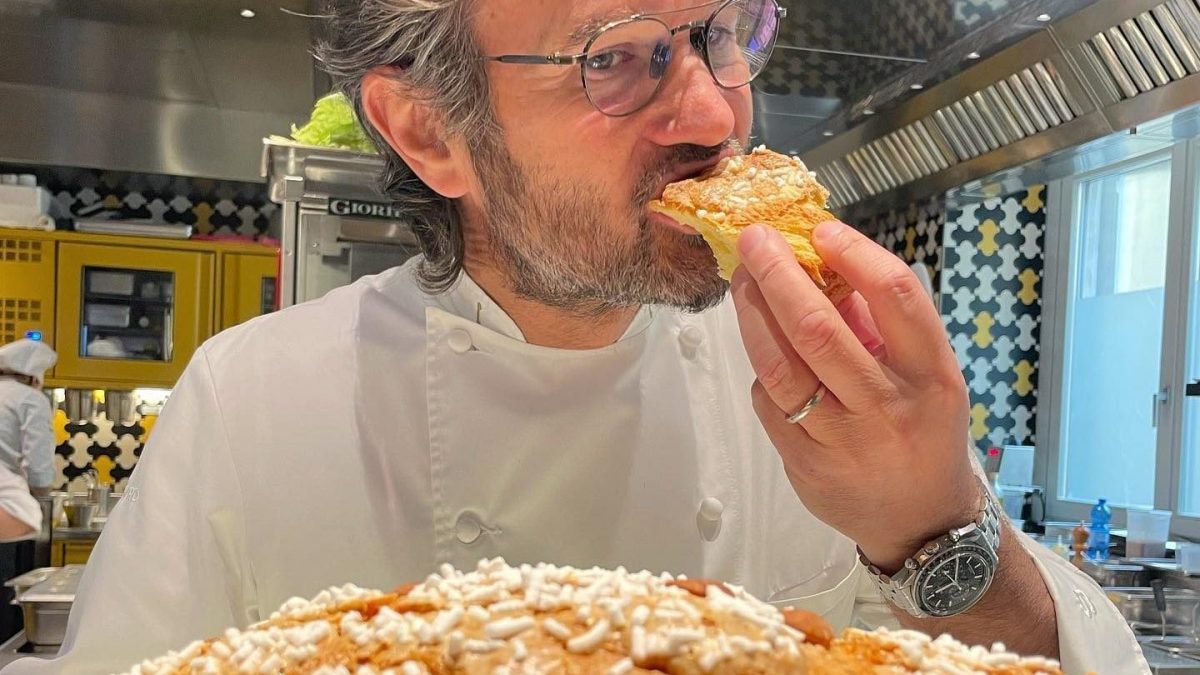 Carlo Cracco assaggia la sua colomba (Facebook)