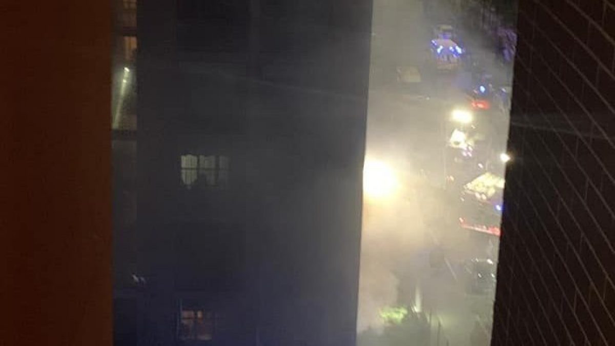 L’incendio ripreso dalla finestra di un palazzo vicino (Facebook)