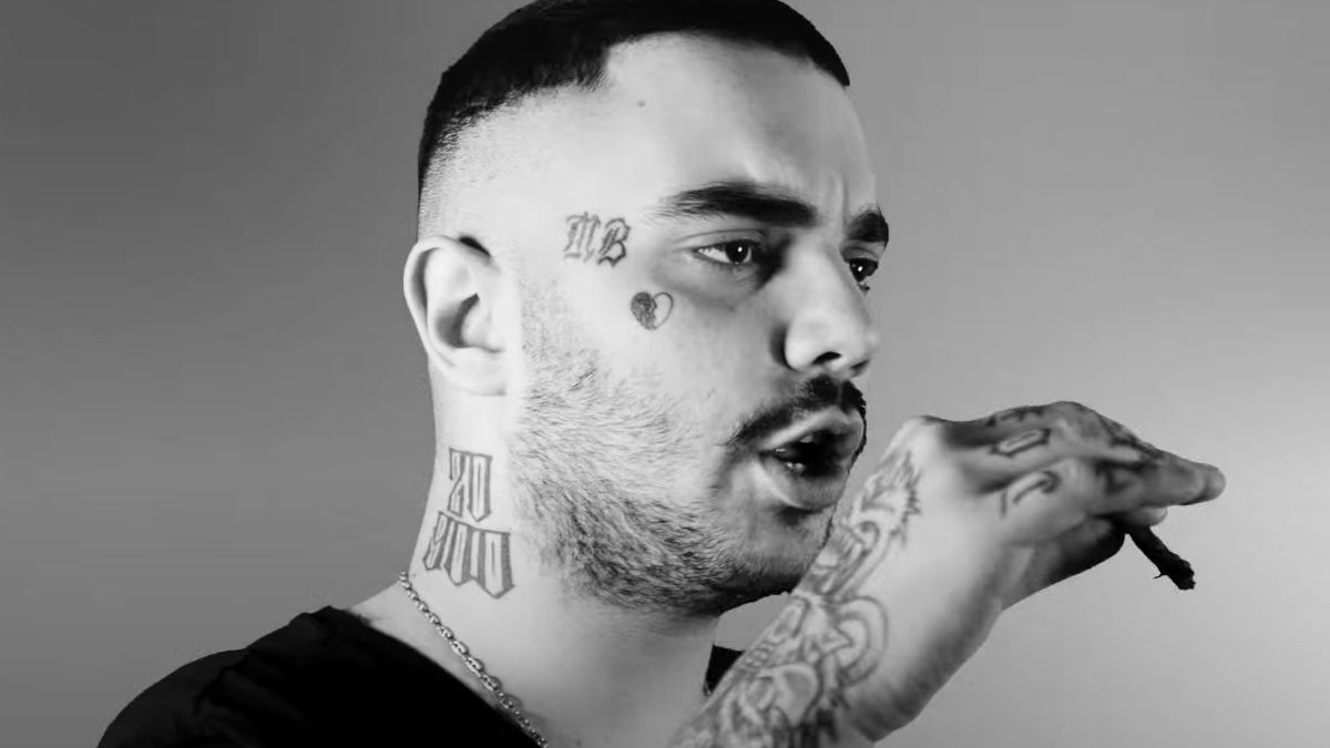 Un frame del video della canzone