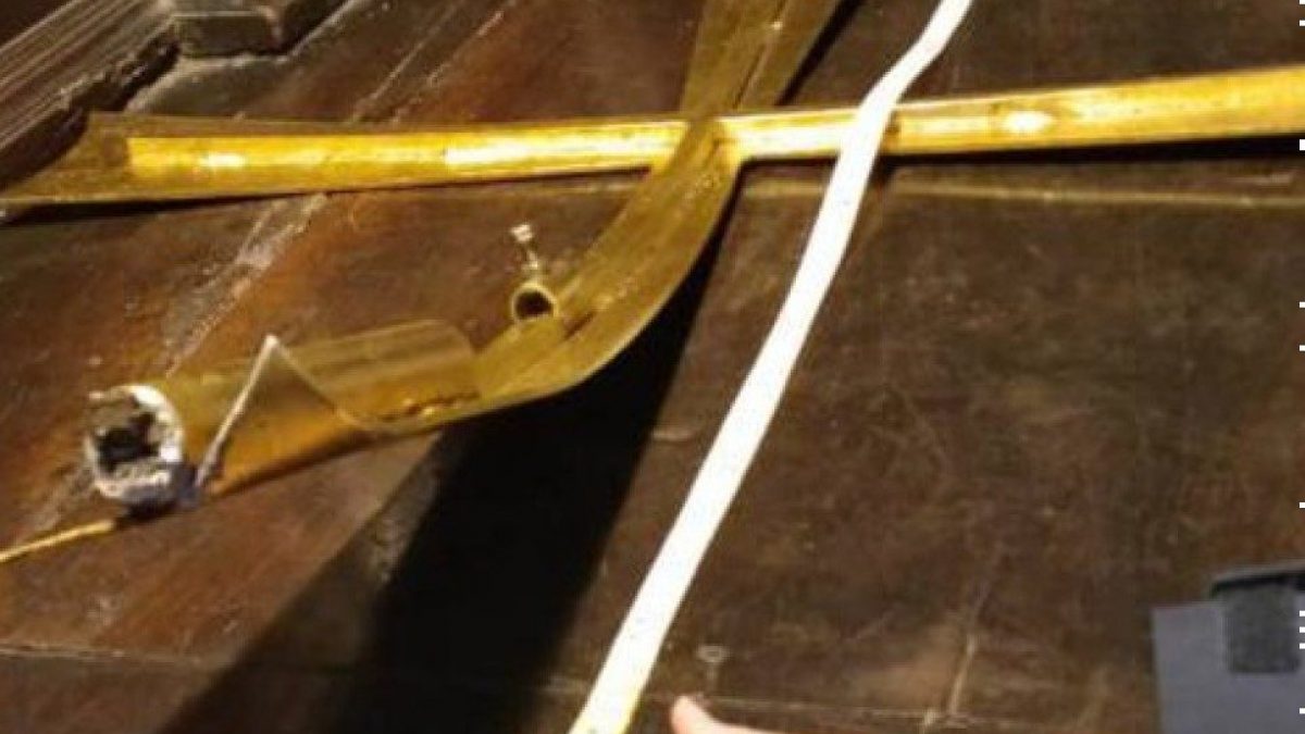 La croce caduta ieri dal Duomo di Monza