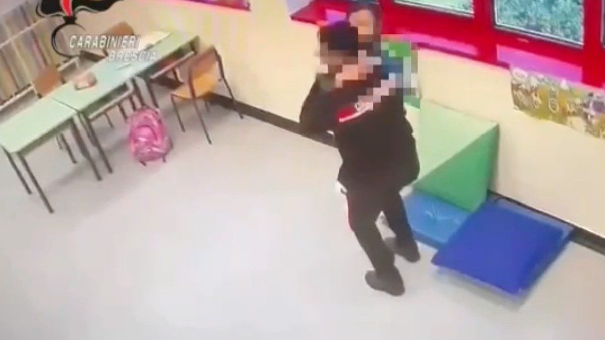 Un frame del video registrato dalla telecamera occultata dai carabinieri di Brescia