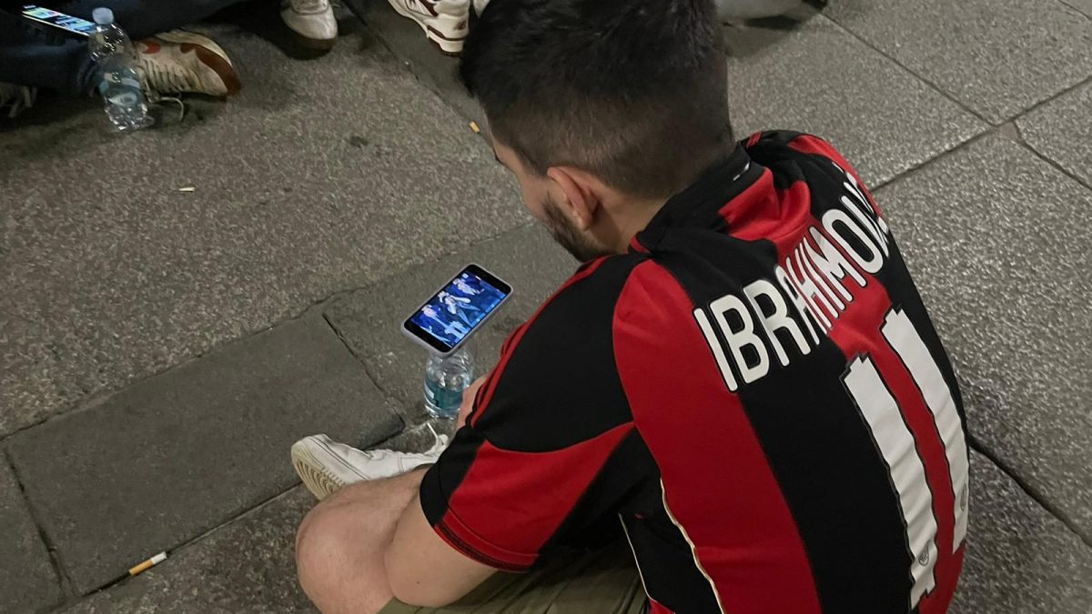 Un milanista aspetta l’esito della partita in piazza Duomo