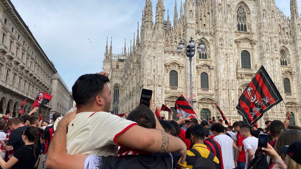 I tifosi rossoneri in piazza Duomo