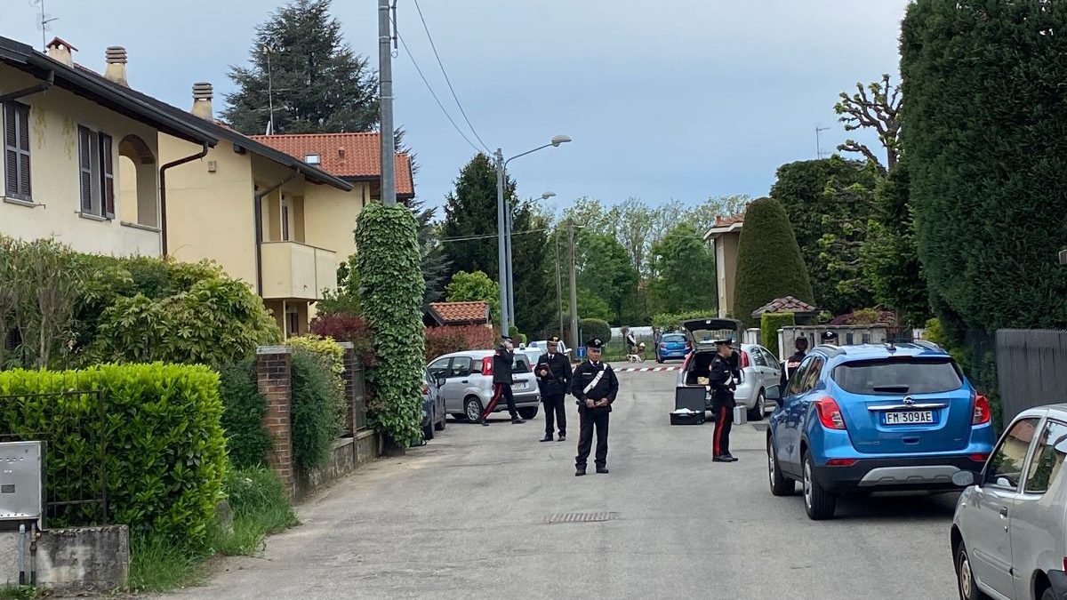 I carabinieri in via Torino a Samarate (Varese)