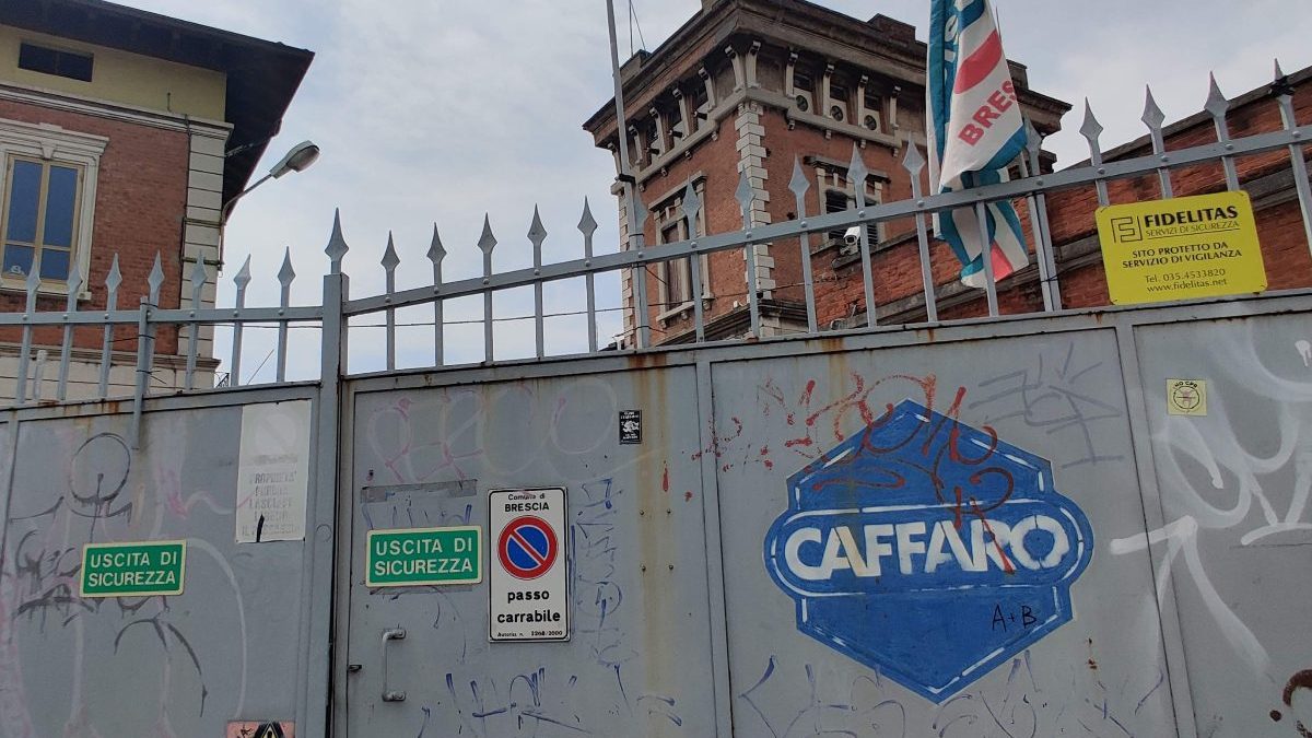L’ingresso allo stabilimento della vecchia Caffaro Chimica di Brescia (foto di Enrico Spaccini)