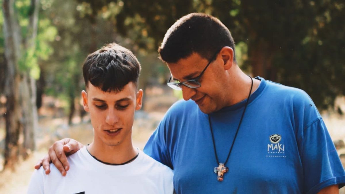 Don Alessandro con un ragazzo della sua parrocchia