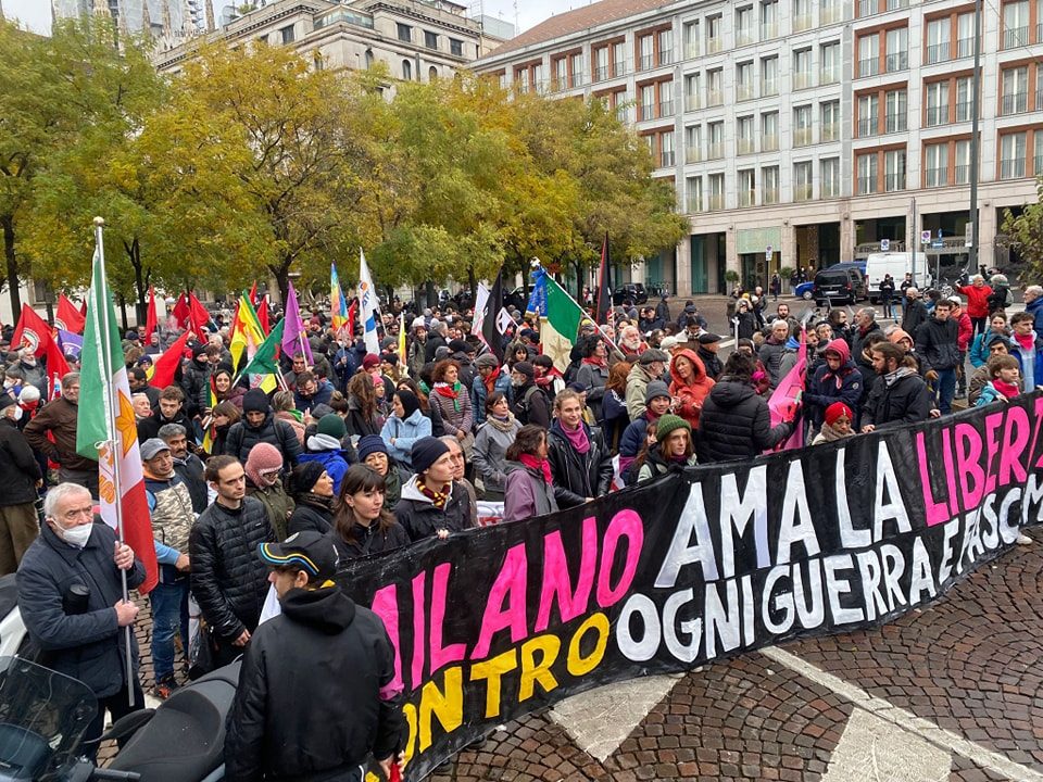 Tensione al corteo antifascista a Milano ferito un agente di polizia