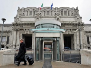 La palpeggia e cerca di violentarla sull'ascensore della Stazione Centrale: arrestato 35enne