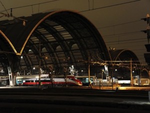Milano, un ragazzo straniero aggredito e ferito gravemente davanti alla Stazione Centrale