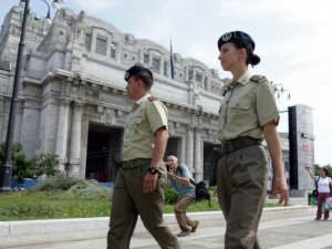 Calciatrice rapinata su un treno in stazione Centrale: quasi strangolata per un cellulare