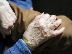 Como, anziana uccisa nel suo letto in una casa di riposo: strozzata con guanti in lattice