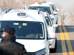 Protesta contro Uber, blocco selvaggio dei taxi a Milano