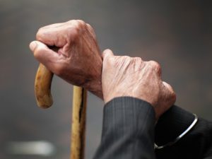 Badante infedele cerca di svuotare il conto corrente di un anziano affetto da demenza senile