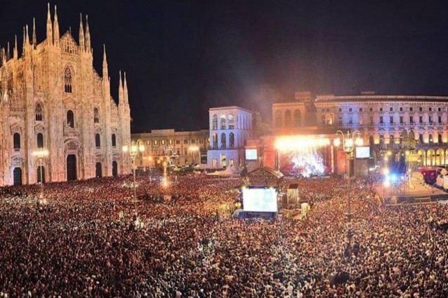 Piazza Duomo gremita per il concerto di Radio Italia live del 2015