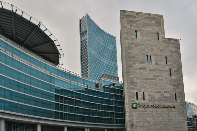 Milano, donna precipita dal Palazzo della Regione: ipotesi suicidio